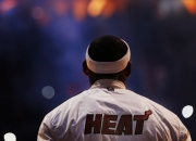 LOL赛事-从伦敦寒夜到洛杉矶热浪，当伊朗点燃了2026的连锁反应