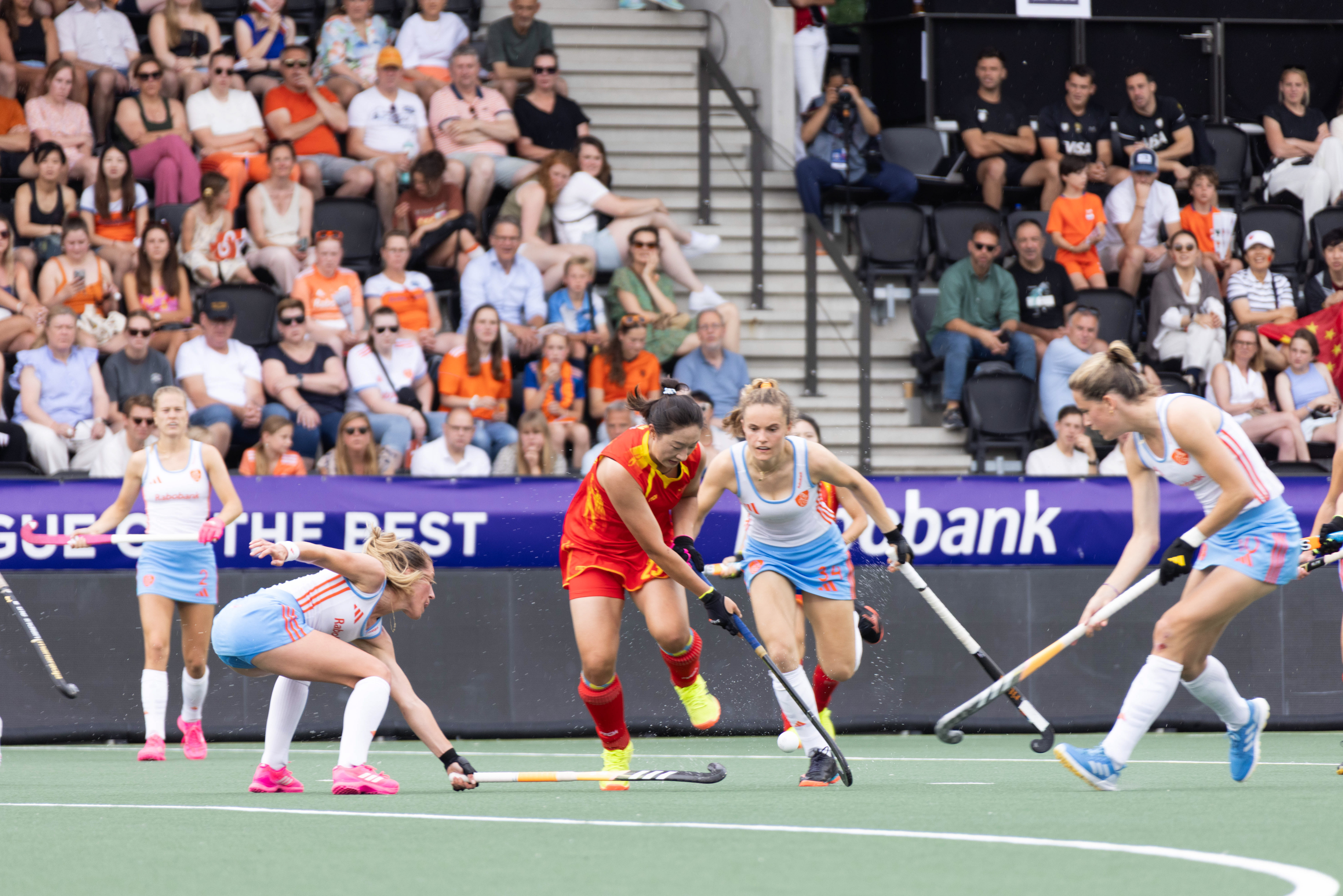 荷兰女子曲棍球队在比赛中取胜