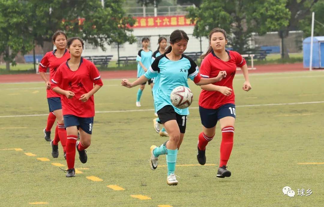 四川队喜获全国女子足球巡回赛冠军,称雄全场 四川队喜获全国女子足球巡回赛冠军,称雄全场