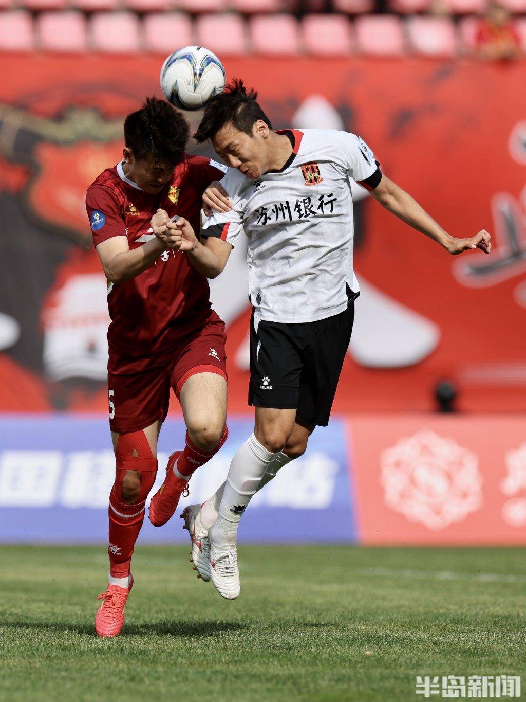 国内职业联赛举行激动比赛，球员拼尽全力