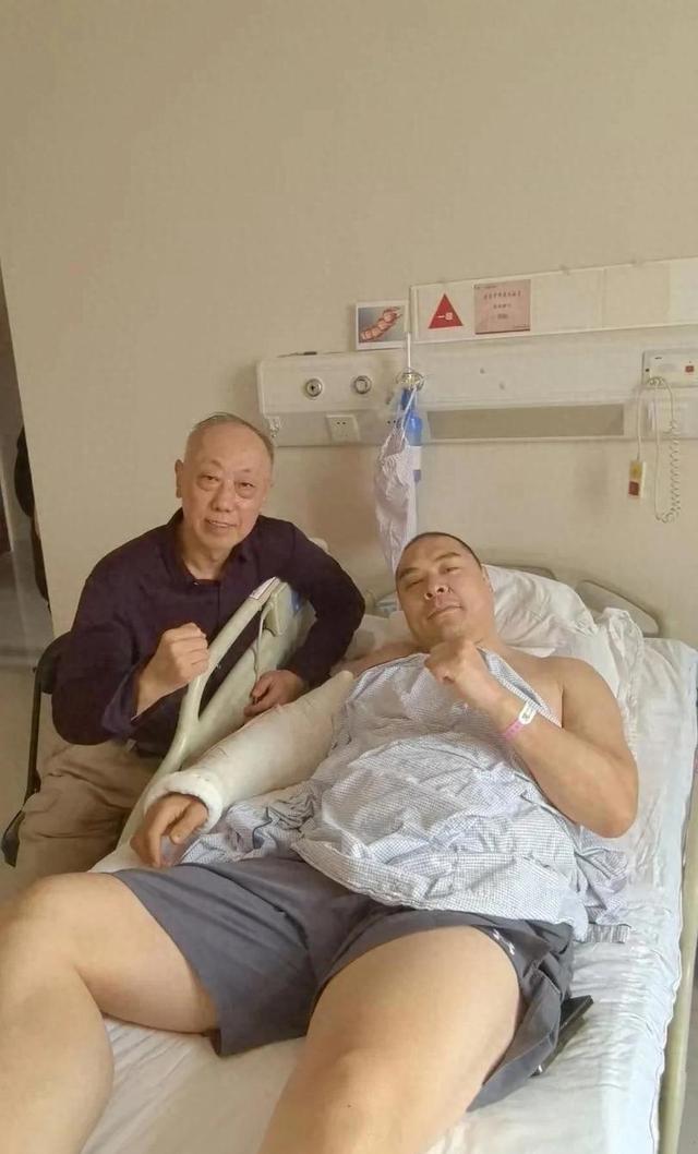 包含拳击赛后采访曝光，内幕引发热议的词条