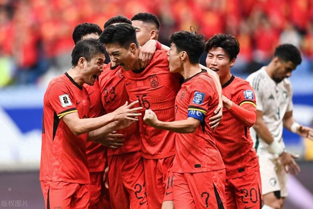 球员拼搏赢得喝彩，赛场上下呈现热闹景象