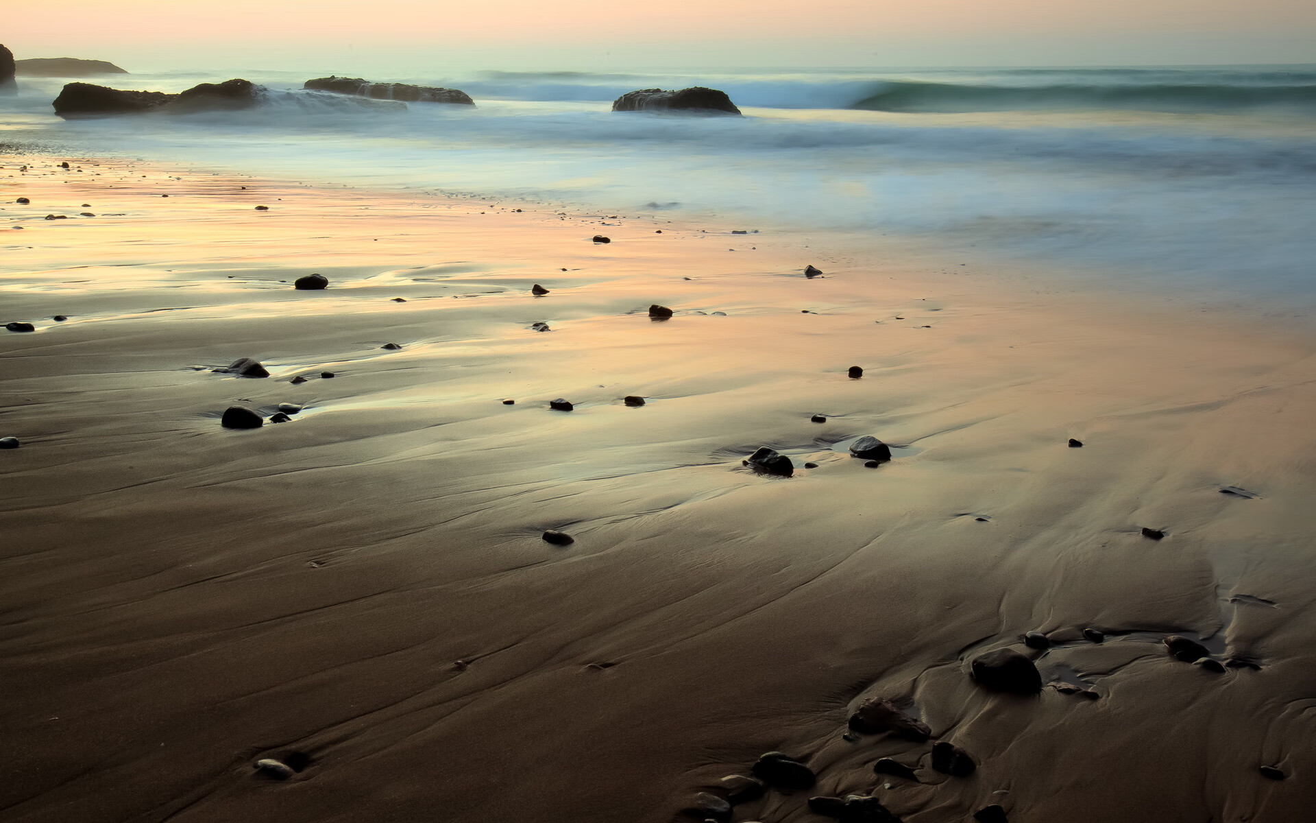 铁骑难破雄鹰盾，神兵天降定乾坤
